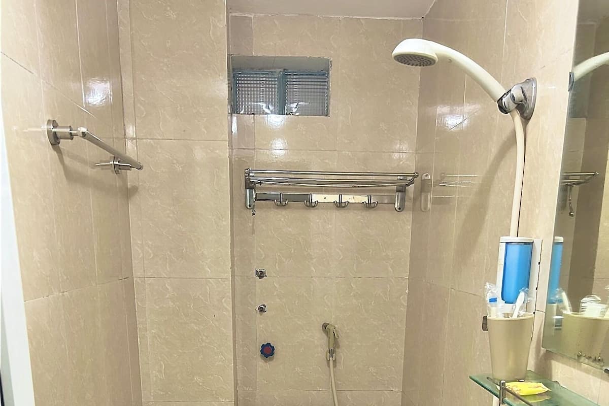 Ducha, artículos de higiene personal gratuitos, bidé y toallas