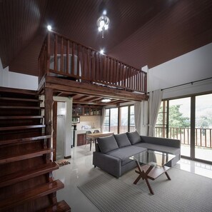 Luksusvilla | Oppholdsområde | En 43-tommers LED-TV med kabel-kanaler