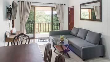 家庭別墅 | 客廳 | 43 吋LED 電視連有線電視頻道