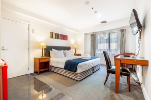 Desk, iron/ironing board, free WiFi, bed sheets - Cosy & Comfy studio on Queen St. by Zodiak Stays (Auckland)