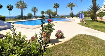 Spacious apartment with views, pool, playground, parking and tennis court in Tomás Maestre.