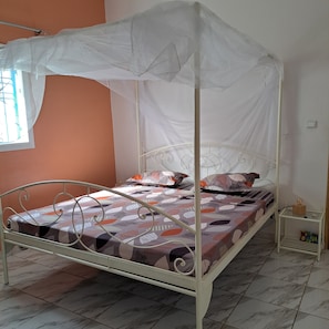 2 bedrooms, iron/ironing board, free WiFi, bed sheets