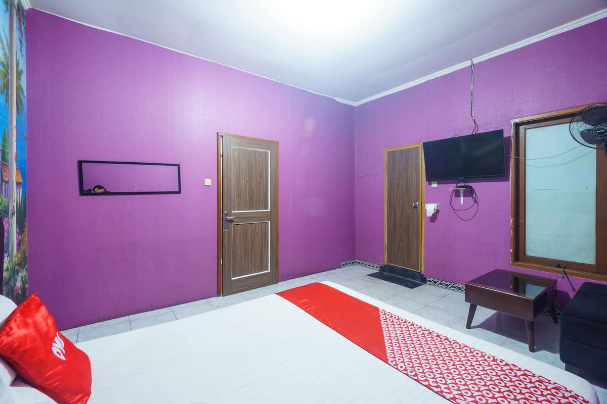 standard double room | laptop workspace, free wifi, bed sheets