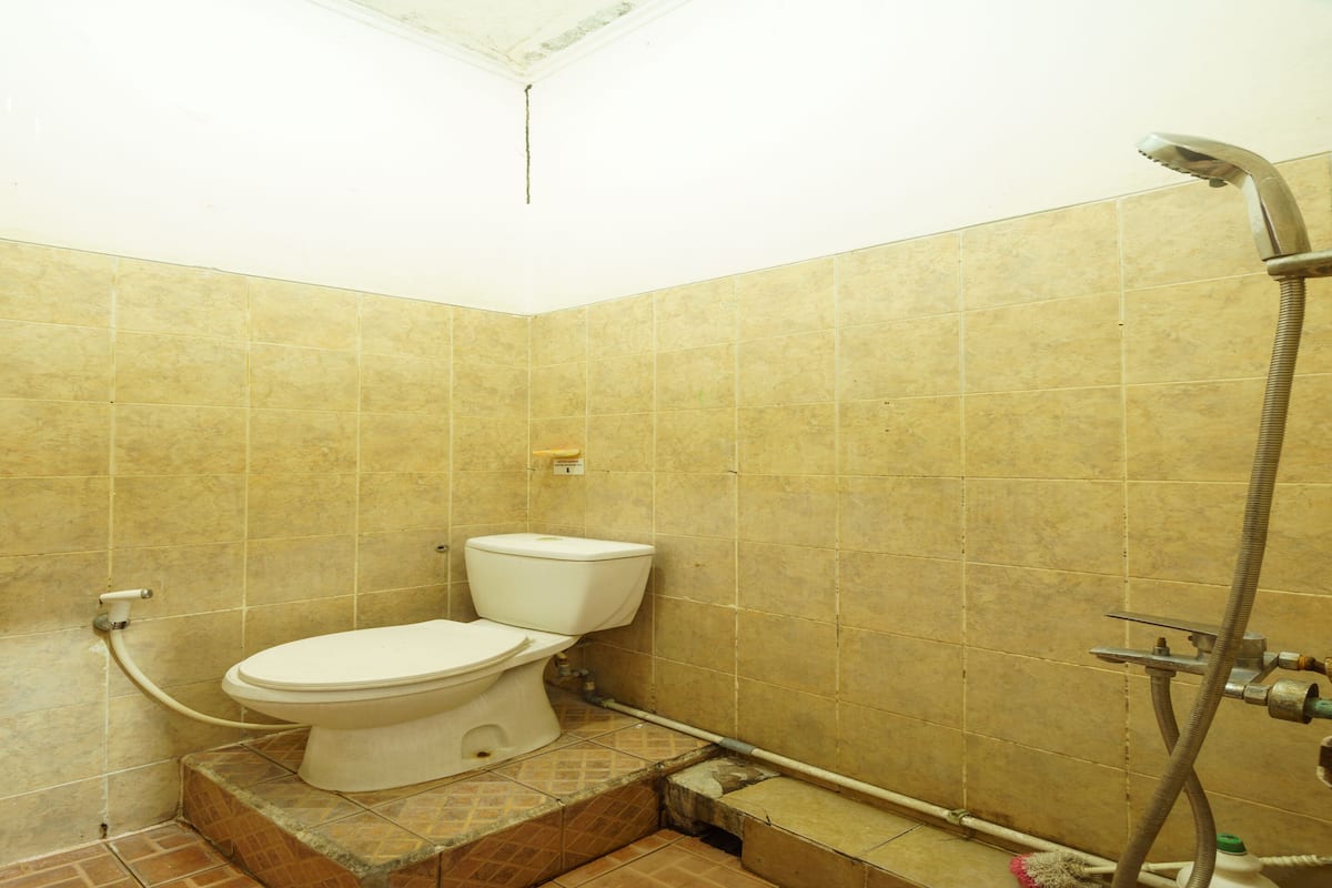 standard double room | laptop workspace, free wifi, bed sheets