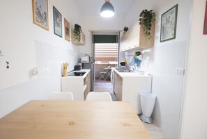 Fridge, microwave, oven, coffee/tea maker - Lovely Apartment in Hip and Vibrant Pigneto (Roma)