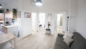 A modern apartment with a kitchen, dining area, and living room. - Lovely Apartment in Hip and Vibrant Pigneto (Roma)