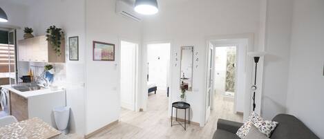 Un appartement moderne comprenant une cuisine, un coin repas et un salon.