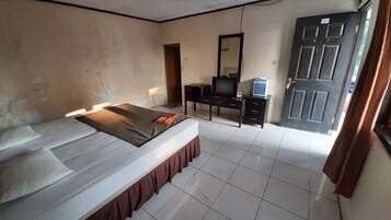 Espacio para trabajar con laptop, wifi gratis y ropa de cama