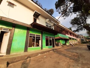 Vista frontal de la propiedad