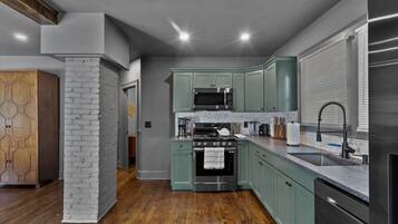 Frigorifero, microonde, forno, piano cottura