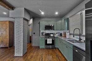 Frigorífico, microondas, horno y placa de cocina