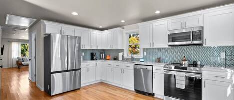 ثلاجة، ميكروويف، فرن، موقد طهي مسطح