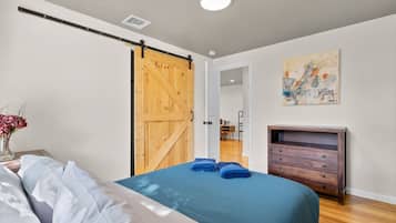 2 bedrooms, desk, iron/ironing board, free WiFi