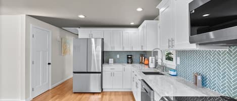 Kjøleskap, mikrobølgeovn, ovn og kokeplater