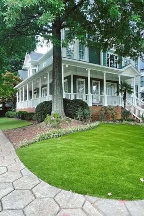 Exterior - Carmelot (Atlanta)