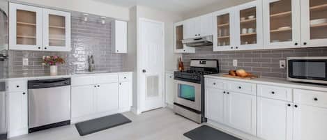 Coffee/tea maker, fridge, microwave, oven