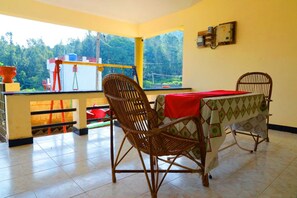 Room service – dining - Rena Home Stay (Yercaud)