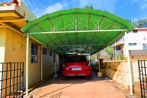 Room service – dining - Rena Home Stay (Yercaud)