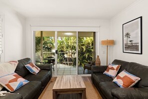 TV, books, offices - Spacious Noosaville Apartment with Pool (Noosaville)
