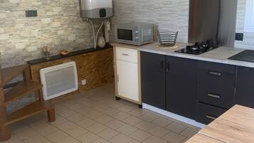 Réfrigérateur, micro-ondes, bouilloire électrique