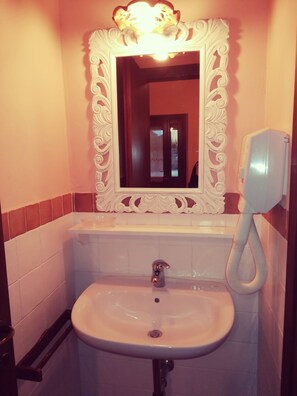 패밀리 스튜디오 | 욕실 | 샤워 시설, 레인폴 샤워기, 무료 세면용품, 헤어드라이어