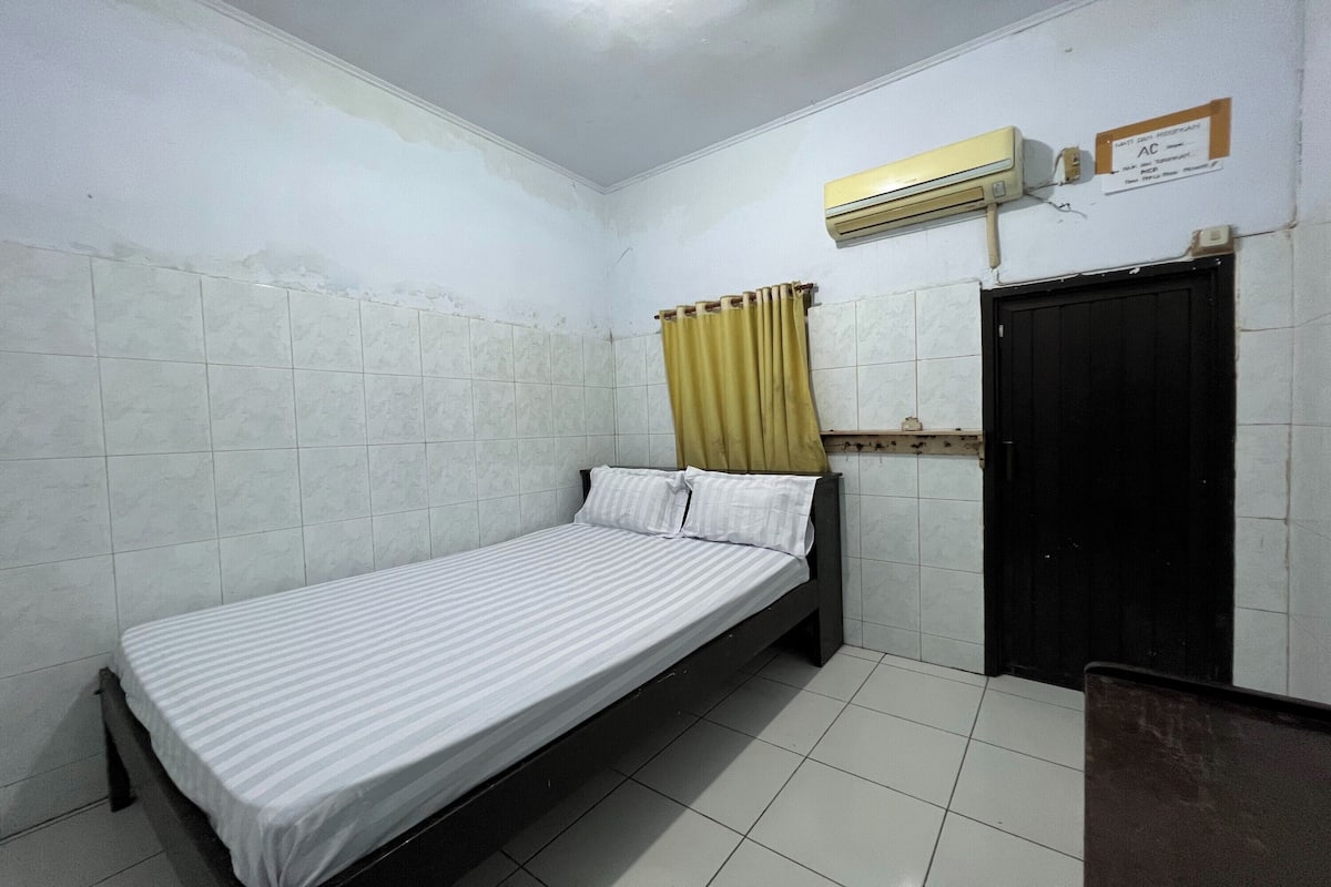 Standard Double Room | Laptop workspace, free WiFi, bed sheets