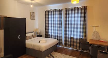 1 Bed Flat - Sleeps 3 - Parking - Wifi