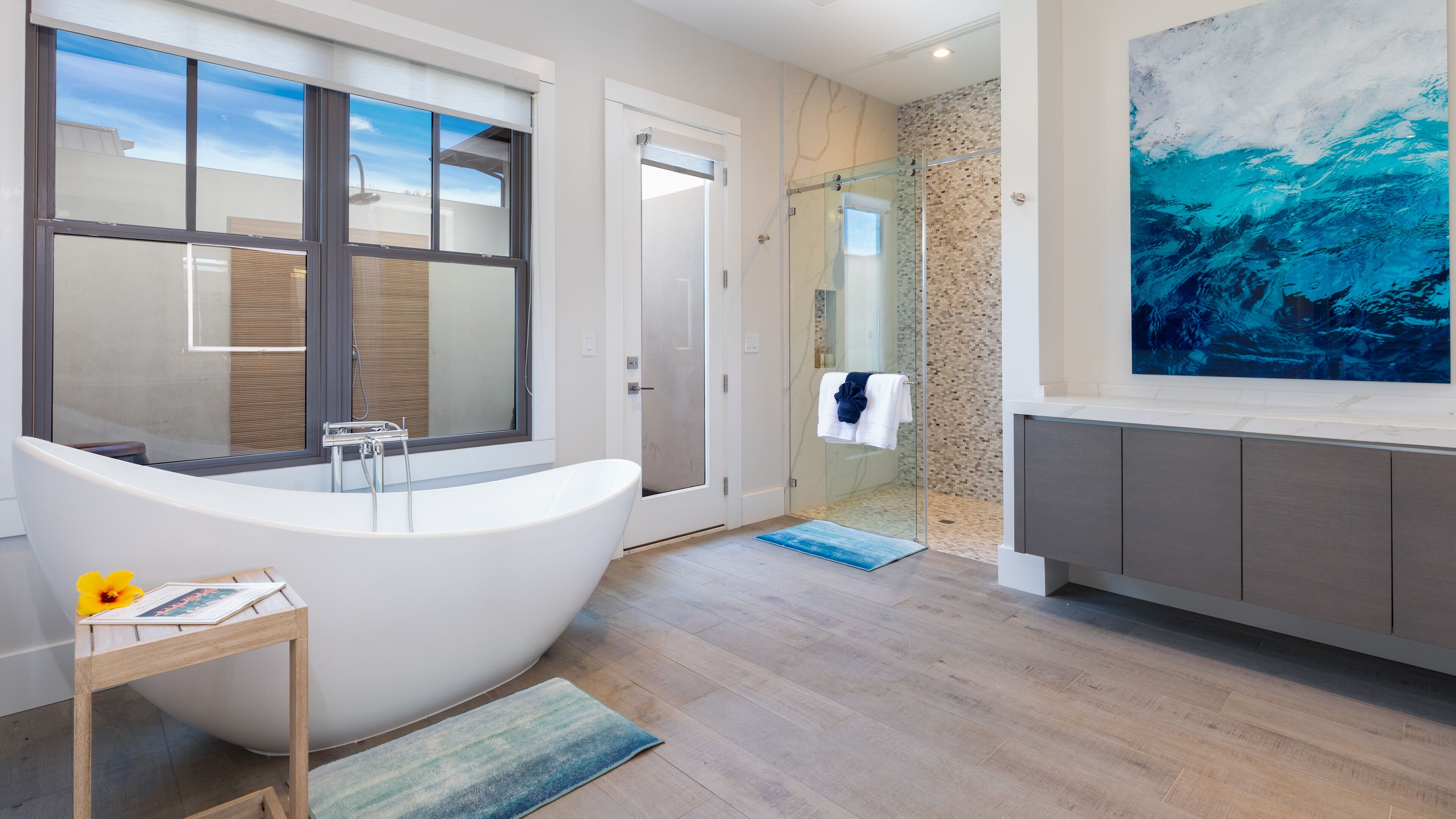 Combined shower/tub, hair dryer, towels