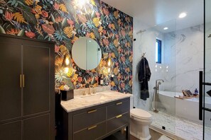 Hair dryer - Luxurious Station House Suite A (Jacksonville)