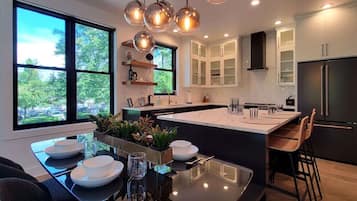 Fridge, oven, stovetop, dishwasher