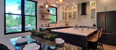 Fridge, oven, stovetop, dishwasher