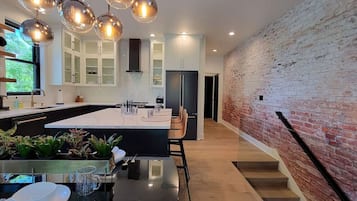 Fridge, oven, stovetop, dishwasher