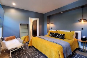 2 bedrooms, desk, iron/ironing board, WiFi - Luxurious Station House Suite A (Jacksonville)