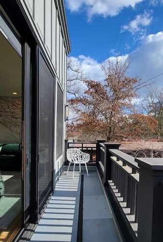 Station House Suite B~Downtown Jacksonville~Rooftop Patio~Walking Distance to Britt!