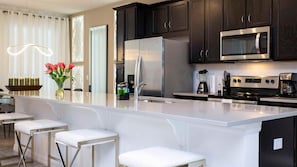Refrigerador, microondas, placa de cocina, lavavajillas