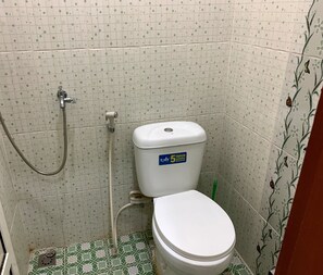 Shower, towels, toilet paper - OYO 93143 Mega Raudhah Syariah (Tanah Datar)