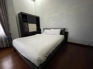 Dobbeltrom – deluxe | Skrivebord for bærbar PC, wi-fi (inkludert) og sengetøy