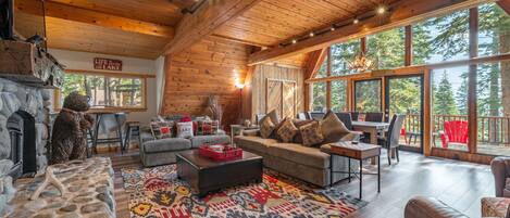 Televisión, chimenea, tenis de mesa y libros