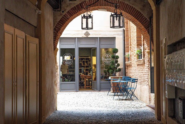 Outdoor dining - Duplex Apartment Toulouse Capitole Esquirol City Center (Toulouse)
