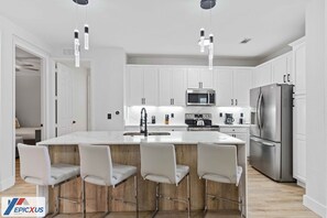 Refrigerador, microondas, placa de cocina, lavavajillas