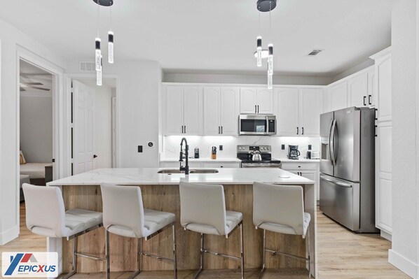 Jääkaappi, mikroaaltouuni, liesi, astianpesukone