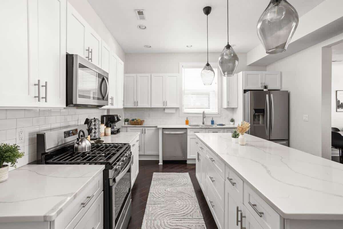 Réfrigérateur, four à micro-ondes, un four, surface de cuisson