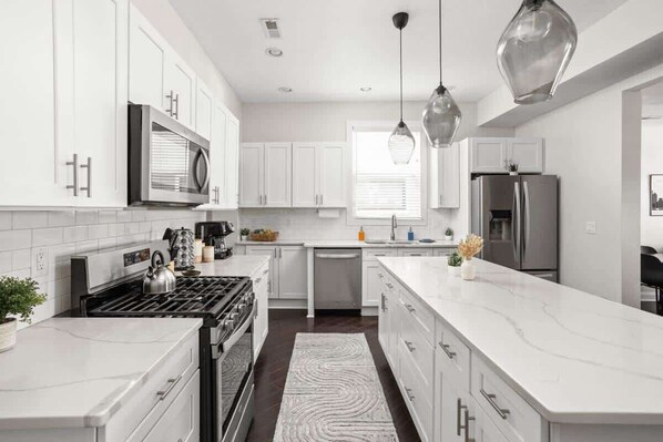 冷蔵庫、電子レンジ、オーブン、コンロ