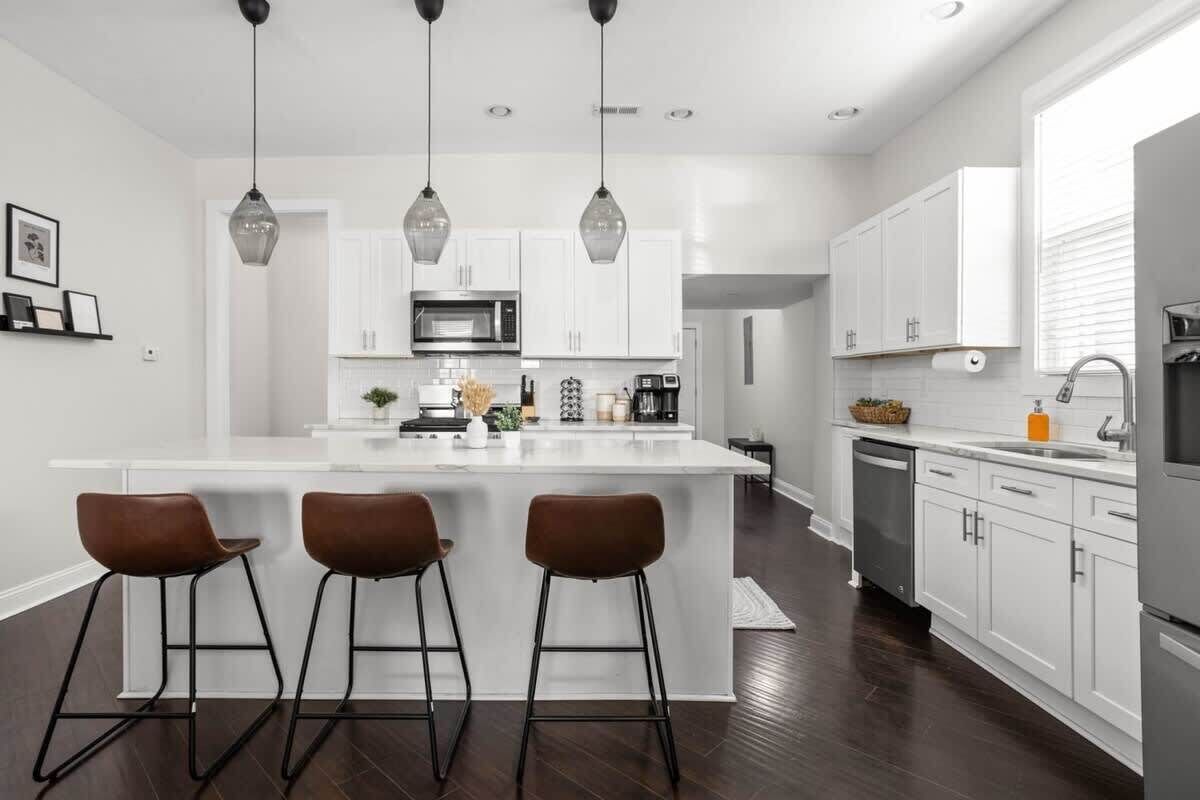 Kjøleskap, mikrobølgeovn, ovn og kokeplater