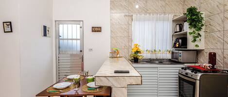 Køleskab, mikrobølgeovn, ovn, kogeplade