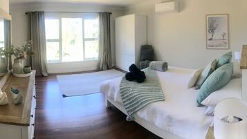 3 bedrooms, travel crib, bed sheets