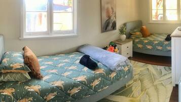 3 bedrooms, travel cot, bed sheets