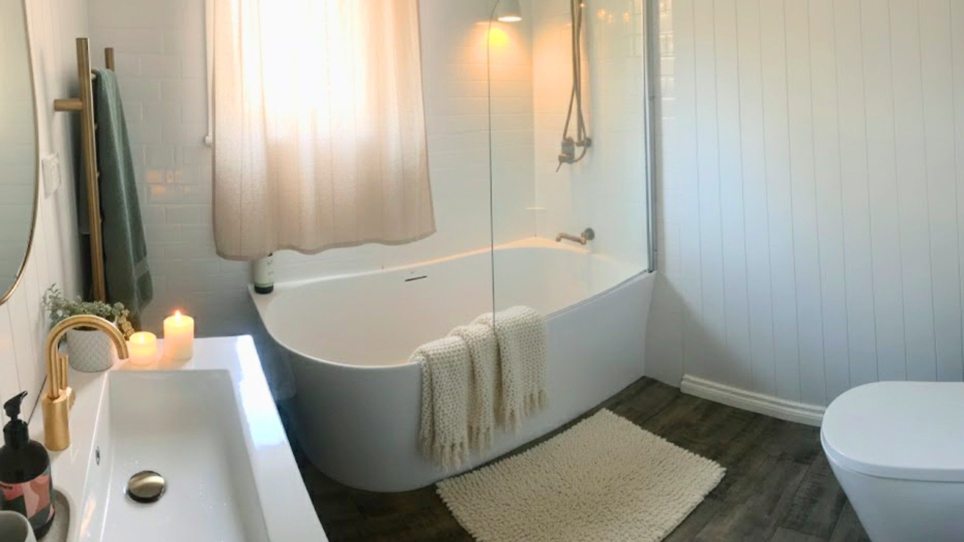 Bathtub, towels