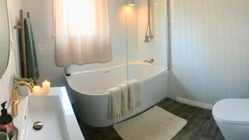 Bathtub, towels