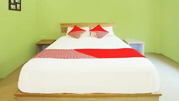 Desk, laptop workspace, free WiFi, bed sheets